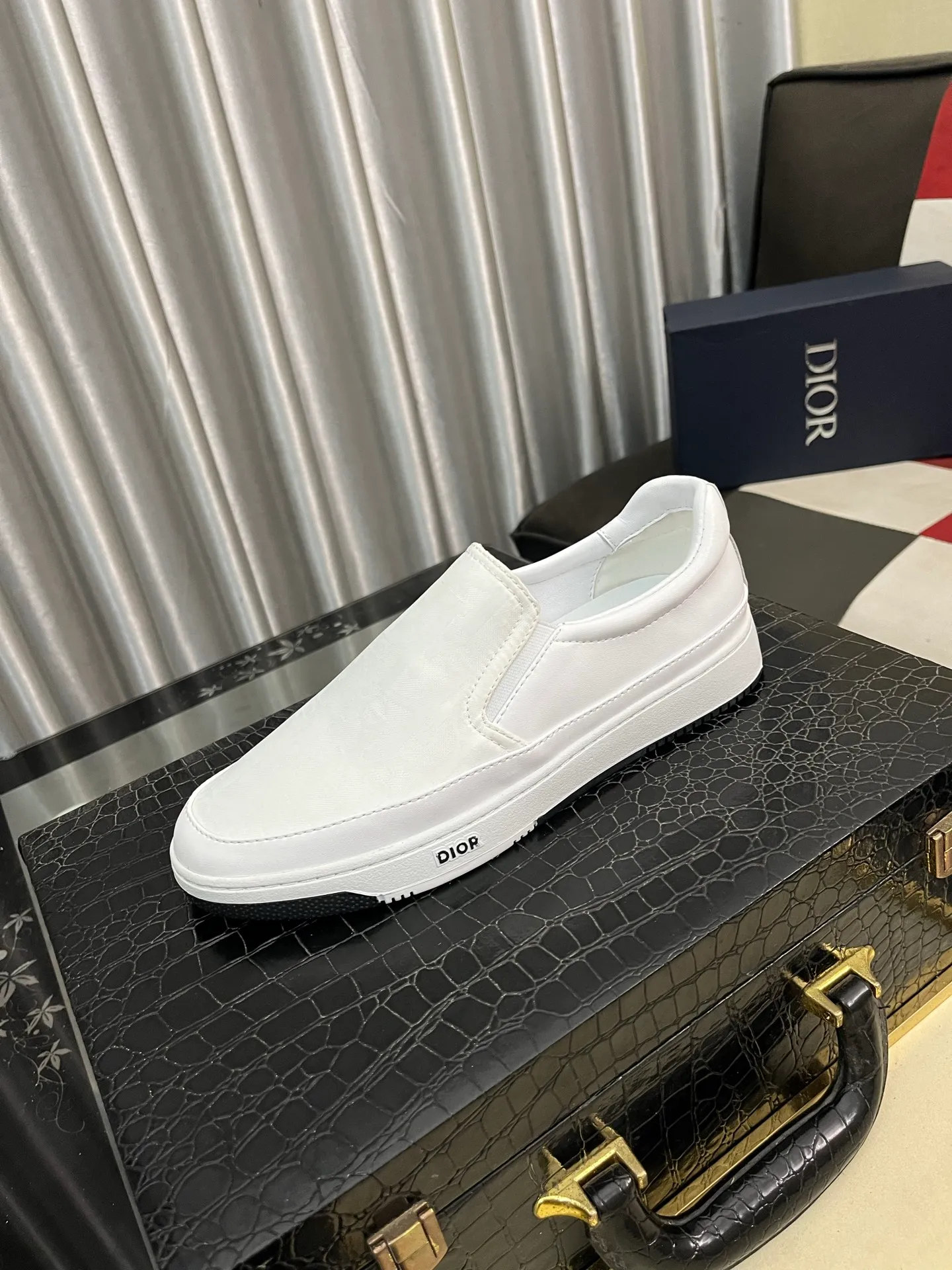 Men's men's shoes 💰420⌚️⌚️Dior unique modern style sneakers. Counter purchasing 🏃casual leather shoes😍😍 original cowhide leather imported from Italy (refuses to discolor and grind feet) soles: original soles specially provided by the original factory, super cool😍 lace up and walk with wind👍 style design ⚠️ super comfortable and wear-resistant original soles. Code number: 38-444️⃣Colors available